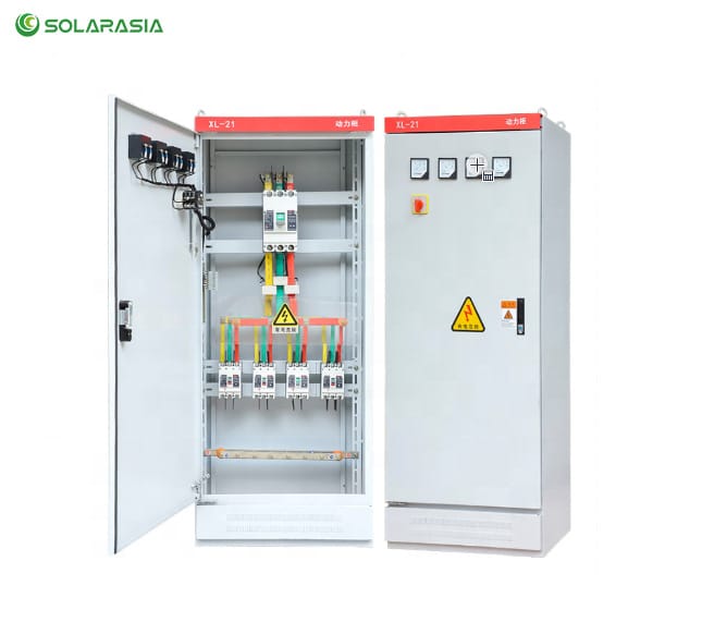 منظر أمامي لخزانة توزيع الطاقة XL-21 على خلفية بيضاء، ولوحة تحكم كهربائية صناعية مثبتة على الأرض لإدارة الطاقة.